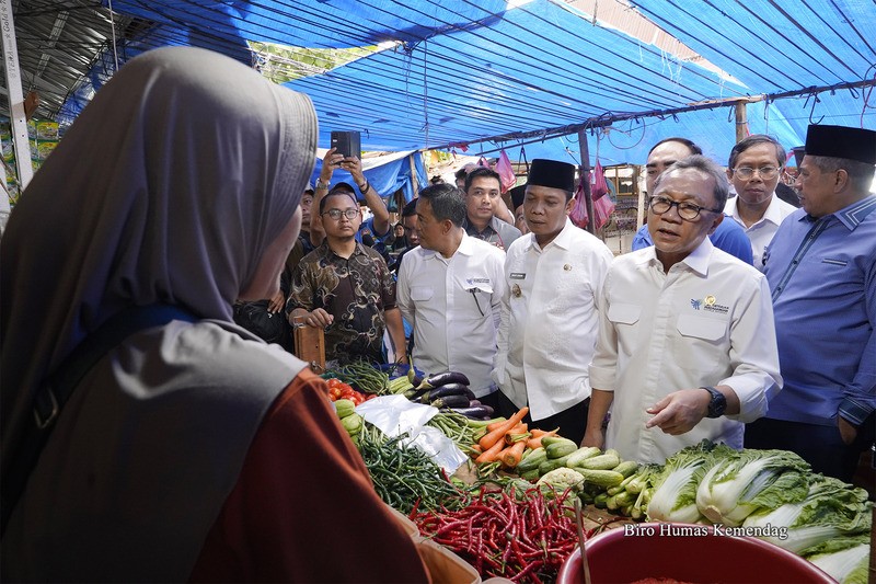 Blusukan ke Pasar Riau, Mendag Akui Harga Telur sampai Beras Alami Kenaikan. (Foto: MNC Media)