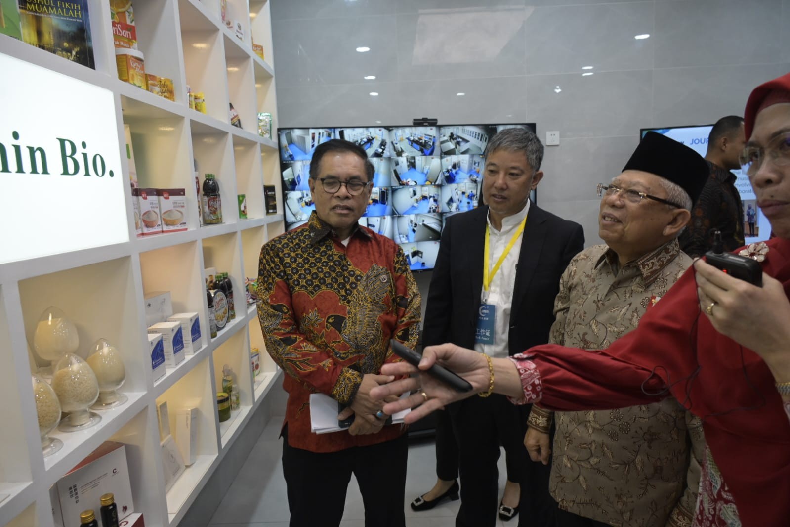 Wapres Bahas Produk Halal saat Kunjungi Kantor LPPOM MUI di Shanghai. (Foto: Dok. Biro Pers Setwapres)