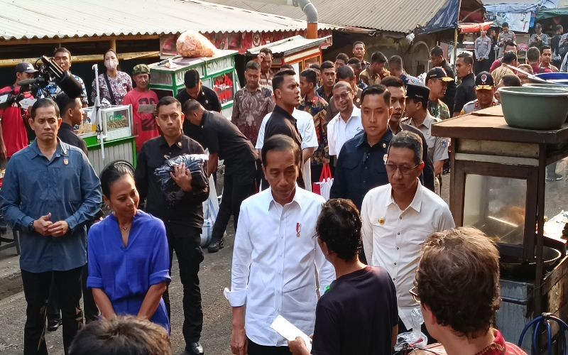 Jokowi Tinjau Harga Pangan di Pasar Jatinegara. Foto: MPI