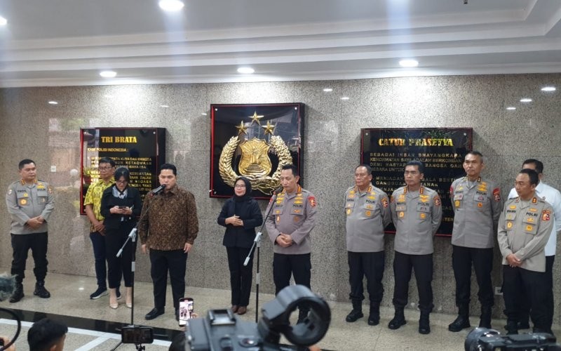 Ketum PSSI Erick Thohir dan Kapolri Jenderal Listyo Sigit Prabowo (Puteranegara/MPI)