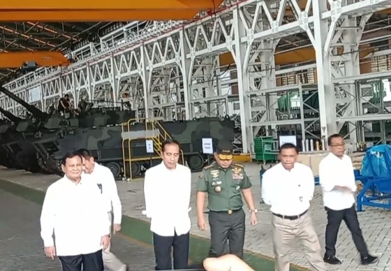 Kunjungan Ke Pindad, Jokowi: Industri Pertahanan RI Harus Masuk 50 ...