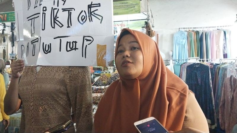 Pedagang Tanah Abang Ramai-Ramai Protes Minta TikTok Shop Ditutup. (Foto: Ikhsan/MNC Media)