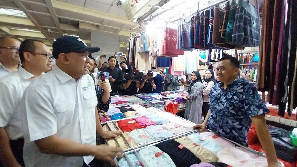 Sidak ke Tanah Abang, Teten: Penurunan Omzet Pedagang Bisa Permanen. (Foto Ikhsan PSP/MPI)