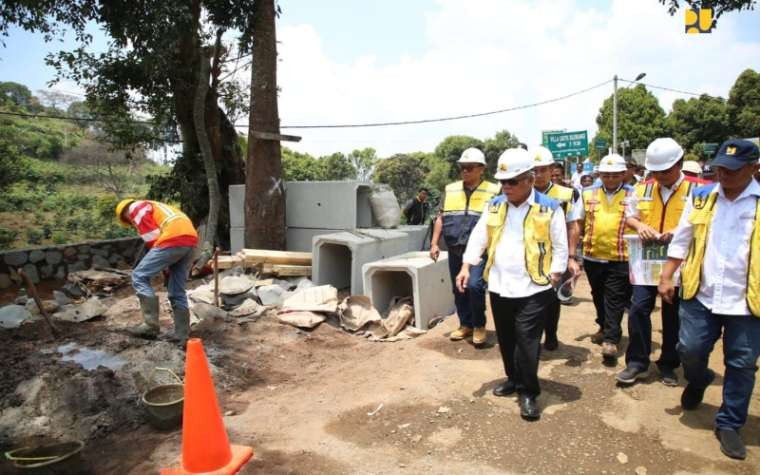 Perbaiki Jalur Alternatif Puncak Bogor, Basuki Targetkan Kelar Desember 2023