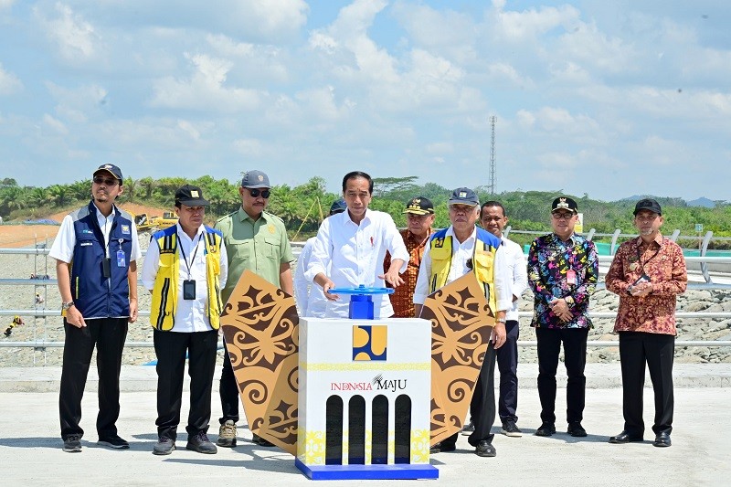 Bendungan Sepaku Semoi Segera Beroperasi, Jokowi Lakukan Pengisian Awal. (Foto: Biro Pers Setpres)