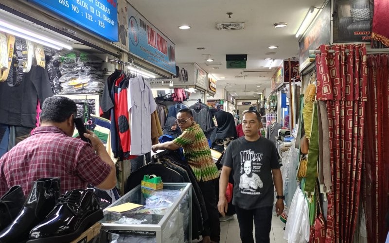Pasar Senen, Jakarta Pusat, yang masih berjaya dan ramai (Giffar Rivana/MPI)