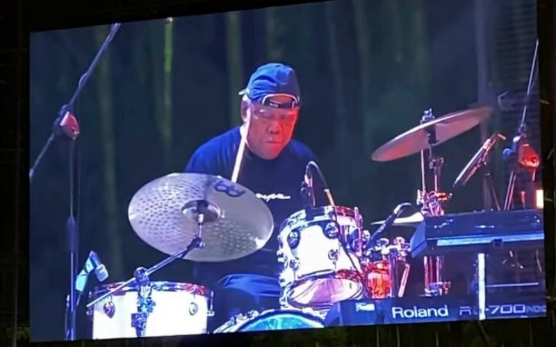 Menteri PUPR, Basuki Hadimuljono jadi penggebuk drum band GIGI saat konser pertama di IKN, Kaltim (Instagram/erickthohir)