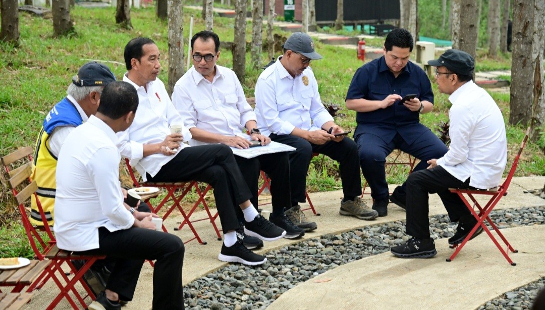 Momen Keakraban Jokowi Sarapan Bareng Menteri, Sebelum Tinjau Kawasan IKN (FOTO:Dok Ist)