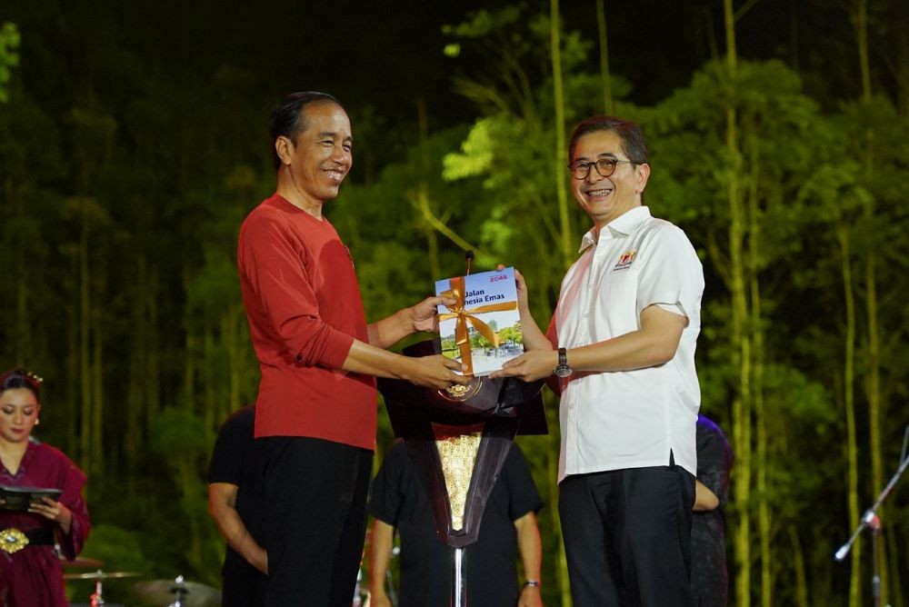 Kadin Serahkan Peta Jalan Indonesia Emas 2045 kepada Jokowi di IKN. Foto: MNC Media.