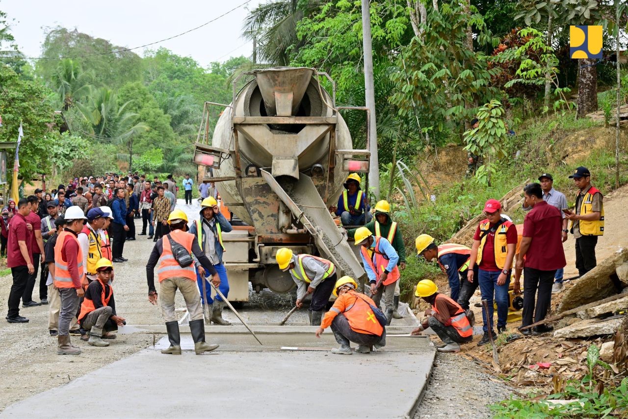 Menteri PUPR Gelontorkan Rp110,2 Miliar untuk Perbaikan Jalan Penyangga IKN. (Foto: Dok. Kementerian PUPR)