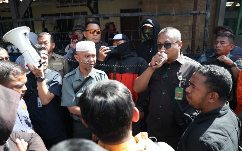 PT KAI melakukan eksekusi terhadap 39 objek tanah di wilayah Jatayu, Bandung, Jawa Barat.  (Arif Budianto/MPI)