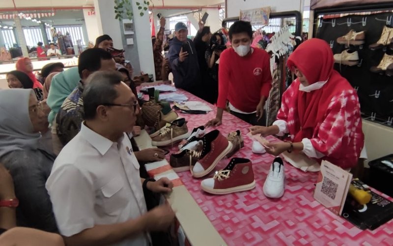Menteri Perdagangan Zulkifli Hasan mengunjungi Pasar Johar, Kota Semarang, Selasa (26/9/2023) untuk pantauan harga.  (Foto: Eka Setiawan/MPI)