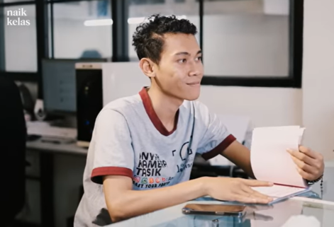 Kisah sukses Pengusaha Muda, Tamatan SD Berhasil Raup Cuan Miliaran dari Bisnis Kamera. (Foto: YouTube/Naik Kelas)