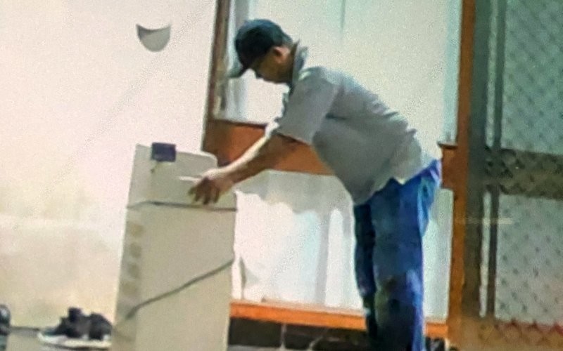 Petugas KPK diduga membawa mesin penghitung uang dan memasukannya ke rumah dinas Mentan.