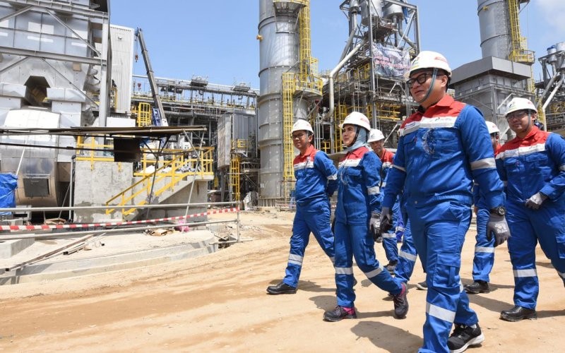 Wakil Menteri BUMN Kartika Wirjoatmodjo bersama Direktur Utama Pertamina Nicke Widyawati berbincang saat meninjau proyek Refinery Development Master Plan (RDMP)