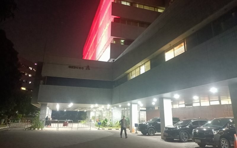 Kantor Kementan Digeledah 14 Jam, Tim Penyidik KPK Amankan Lima Koper. (Foto: MNC Media)