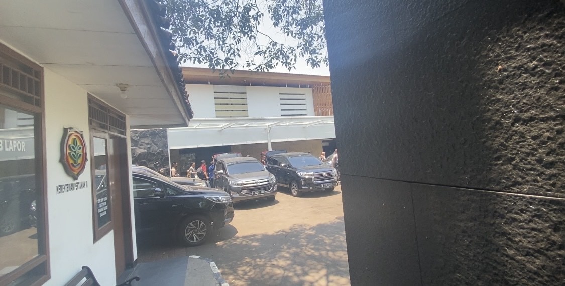Selesai Geledah Rumah Dinas Mentan, Petugas KPK Bawa Koper hingga Dokumen. (Foto: Ari Sandita)