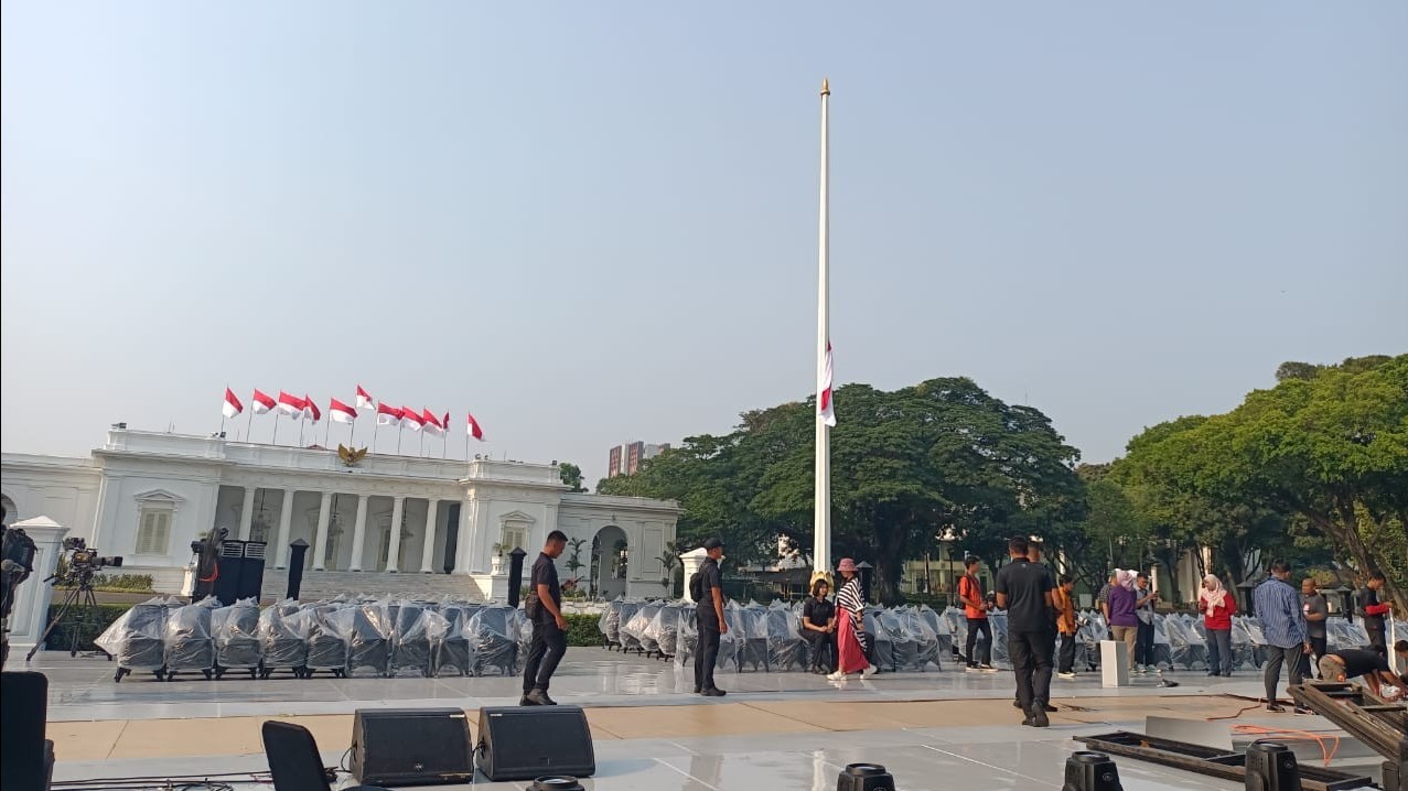 Intip Persiapan Jelang Acara Istana Berbatik Besok. (Foto Carlos Roy/MPI)