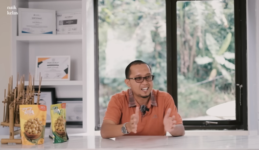 Kisah Inspiratif Eks PNS Jadi Produsen Tahu Bulat, Omzet Bisa Rp4 Miliar Setahun. (Foto: YouTube/Naik Kelas)