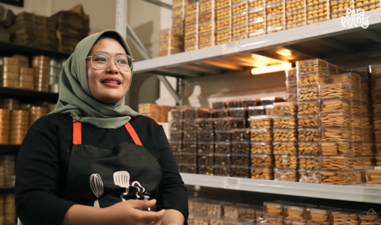 Ibu Rumah Tangga Inspiratif, Berbisnis di Dapur dan Hasilkan Omzet Rp3 Juta per Hari. (Foto: YouTube/ Pecah Telur)