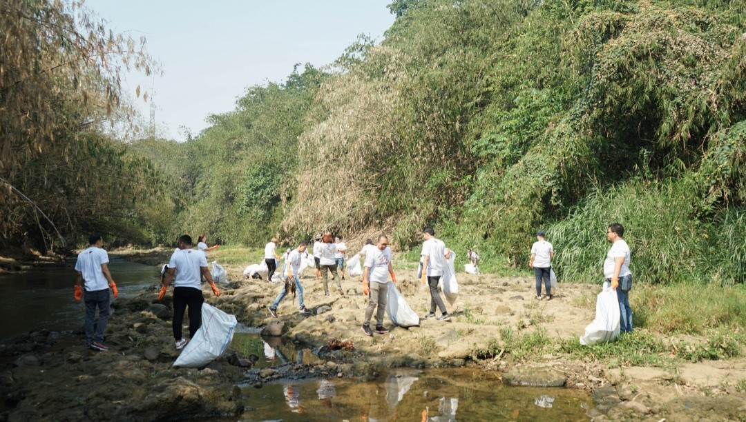 OCS Gandeng World Cleanup Day Dapat 360 Kilogram Sampah dari Aksi Bersih Ciliwung (FOTO:Dok Ist)