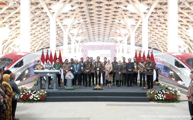 Presiden Jokowi meresmikan pengoperasian Kereta Cepat Jakarta-Bandung, Senin (2/10/29023) (Setkab)