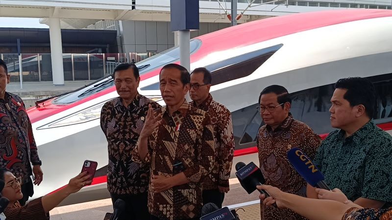 Jokowi Buka Suara soal Rekrutmen Pramugari Whoosh Harus Berbahasa Mandarin. (Foto: Raka/MNC Media)