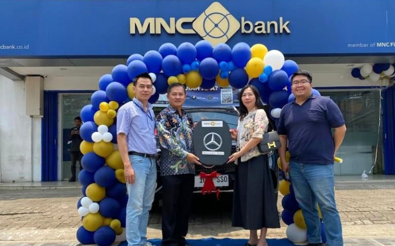 MNC Bank menyerahkan hadiah mobil Mercedes Benz GLC 300 ke nasabah MNC Bank Kantor Cabang Jambi.