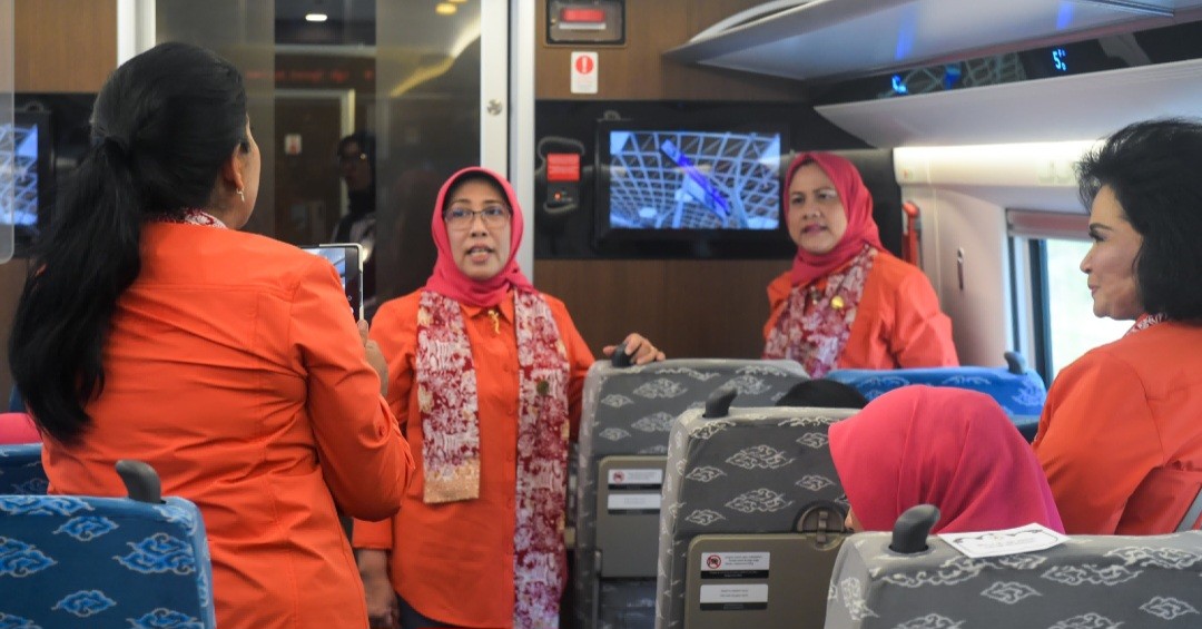 Naik Whoosh, Iriana Jokowi: Tak Terasa 27 Menit Sampai Bandung (FOTO:Dok Ist)