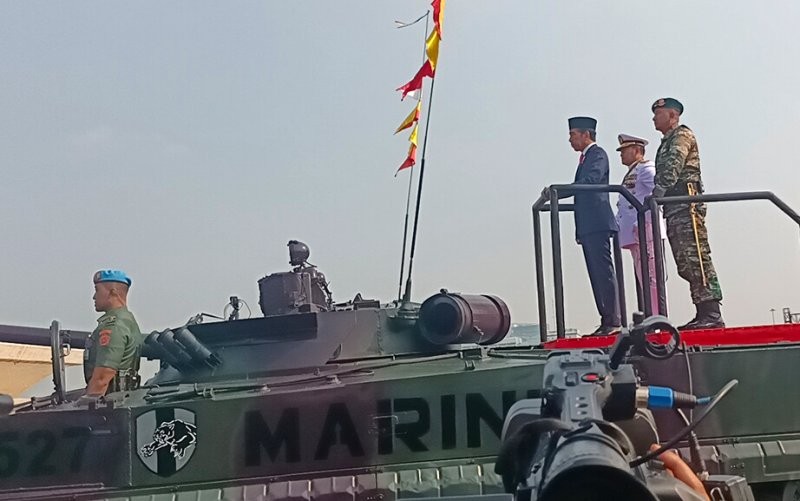 Presiden Jokowi melakukan inspeksi pasukan upacara HUT ke-78 TNI bersama Panglima TNI Laksamana Yudo Margono dengan menaiki tank amfibi. (Raka Dwi/MPI)