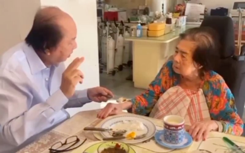 Founder Mayapada Group, Dato Sri Tahir saat memberikan suapan makanan ke ibunda sebelum  membangun rumah sakit di IKN, Kaltim (Instagram)