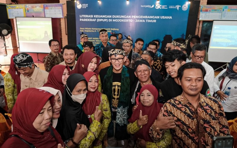 Kemenparekraf menyalurkan dana pengembangan usaha untuk Desa Wisata Kampung Majapahit Bejijong, Mojokerjo, Jawa Timur. (Foto: Kemenparekraf)