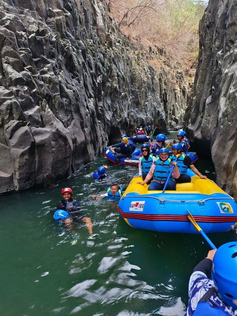 Jelajah Leuwi Kanjeng Dalem Garut, Wisata Air dengan Barisan Batuan Eksotis. (Foto: Dok. Istimewa)
