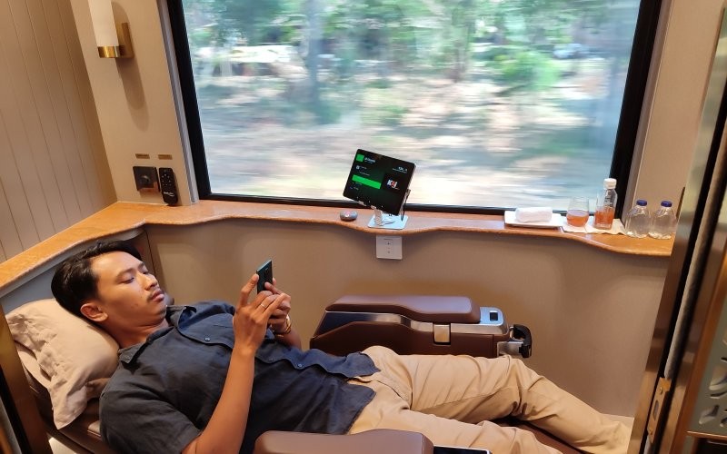 Kereta Suite Class Kompartemen. Kereta bernuansa mewah ini diberikan tarif promo sebesar Rp1,95 juta. (Heri Purnomo/MPI)