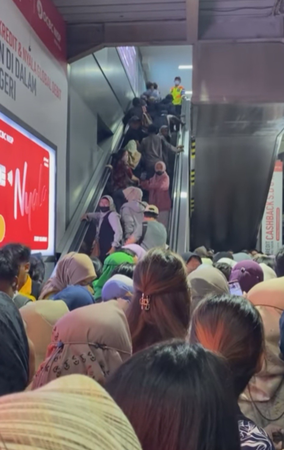 Soal Penumpukan Penumpang di Stasiun Sudirman, Ini Penjelasan KCI (FOTO:IG @dramakrlcommuterline)