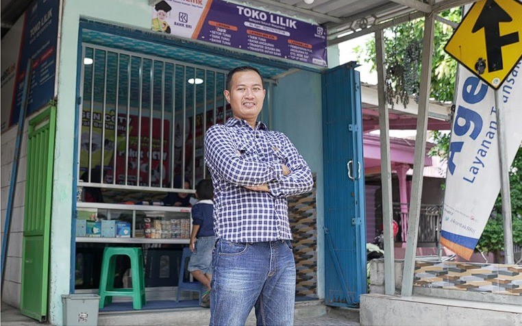 Puguh Cahyono, asal Lengkong Jawa Timur yang berhasil membangkitkan perekonomian keluarganya berkat usahanya menjadi Agen BRILink. (Foto: Sabang Prayogi)
