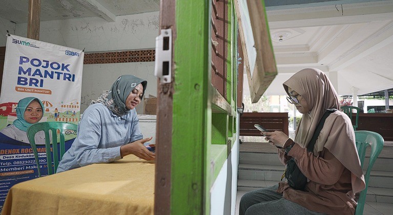 Kehadiran gerai BRILink milik Indah yang berlokasi di Kantor Desa Kedukbembem mulai dirasakan manfaatnya oleh masyarakat. (Foto: Sabang Prayogi)