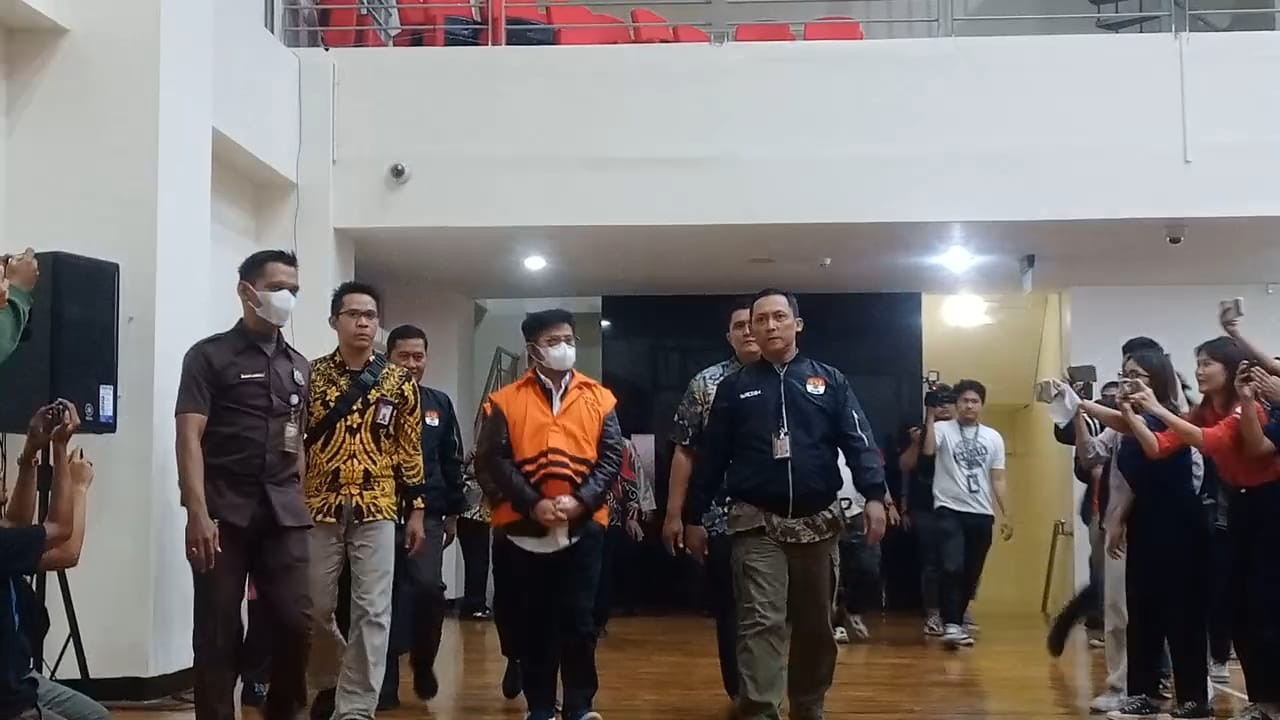 KPK Tahan Syahrul Yasin Limpo usai Diperiksa Hampir 24 Jam. (Foto: Nur Khabibi/MNC Media)