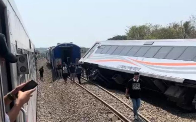 Petugas PT KAI melakukan evakuasi terhadap penumpang kereta api yang anjlok di KM 520 + 4 petak jalan antara Stasiun Sentolo - Stasiun Wates. (Istimewa)