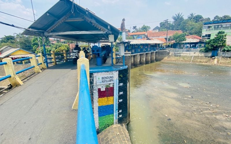 Debit air Sungai Ciliwung di Bendung Katulampa, Kota Bogor masih mengalami penurunan. (Foto: Putra Ramadhani/MPI)