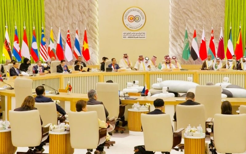 Presiden Jokowi menghadiri sesi pembukaan KTT ASEAN-GCC di Hotel Ritz Carlton, Riyadh, Jumat, (20/10/2023).
