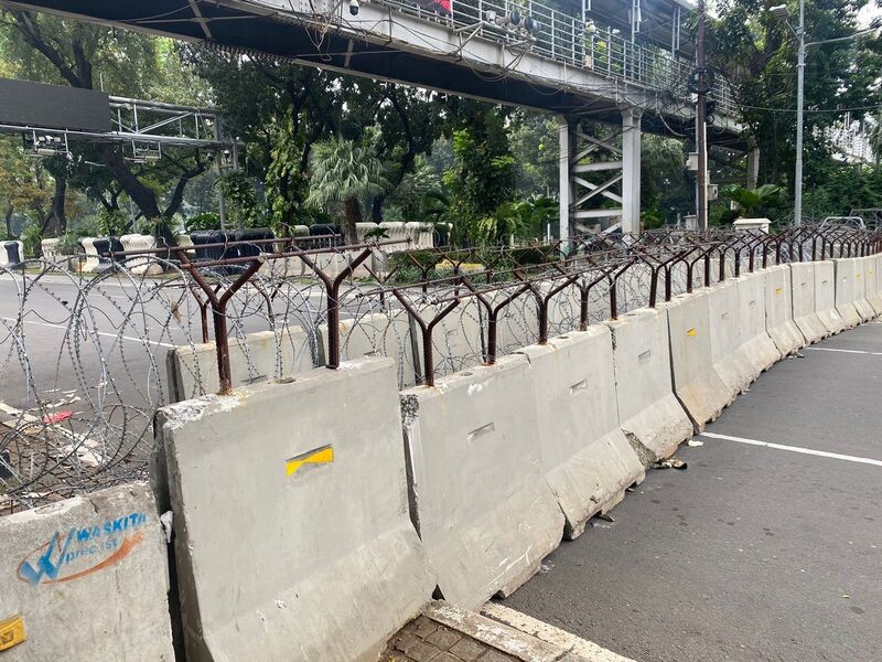Jelang Demo Ribuan BEM SI, Jalan Merdeka Barat Diblokade Beton dan Kawat Berduri. (Foto: MNC Media)