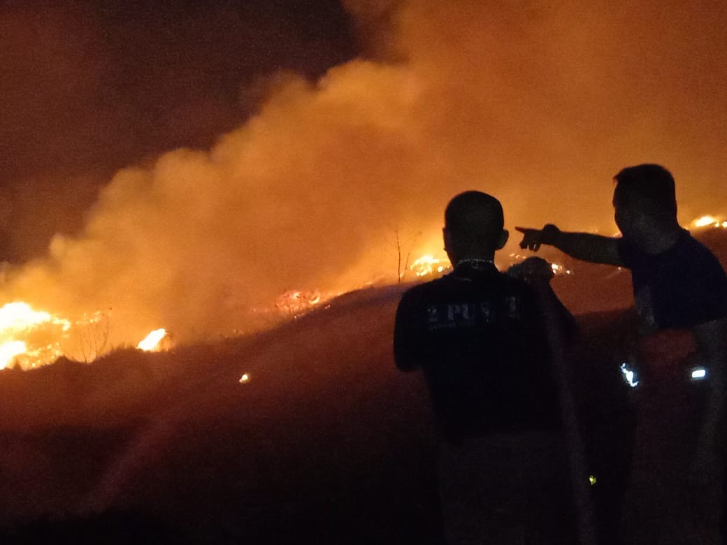 BNPB Siapkan Helikopter Waterbombing untuk Atas Kebakaran TPA Rawa Kucing. (Foto: MNC Media)