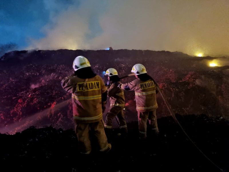 BNPB Siram 800 Liter Air Padamkan Kebakaran TPA Rawa Kucing. (Foto: MNC Media)