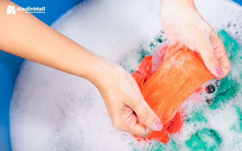 Deterjen dipilih dengan cara menyesuaikan cara mencuci hingga jenis bahan pakaian serta volume air yang digunakan.