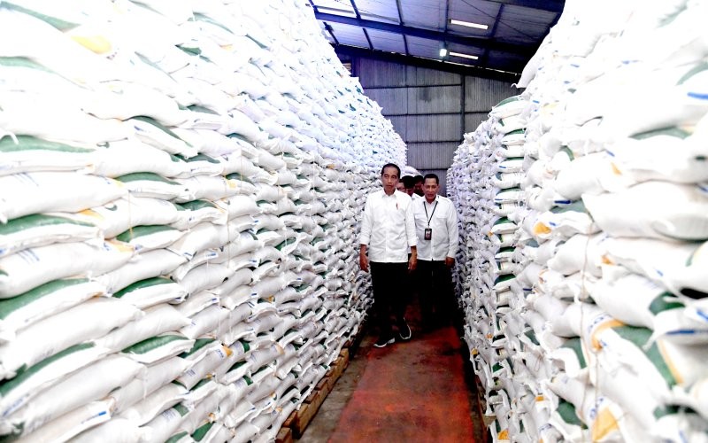 Presiden Jokowi perintahkan Bulog dan Bapenas distribusikan beras 5 kg ke ritel dan pasar tradisional (MNC Media)