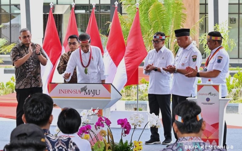 Presiden Joko Widodo (Jokowi) meresmikan Bandara Mentawai, Kabupaten Kepulauan Mentawai, Sumbar (Kemenhub)