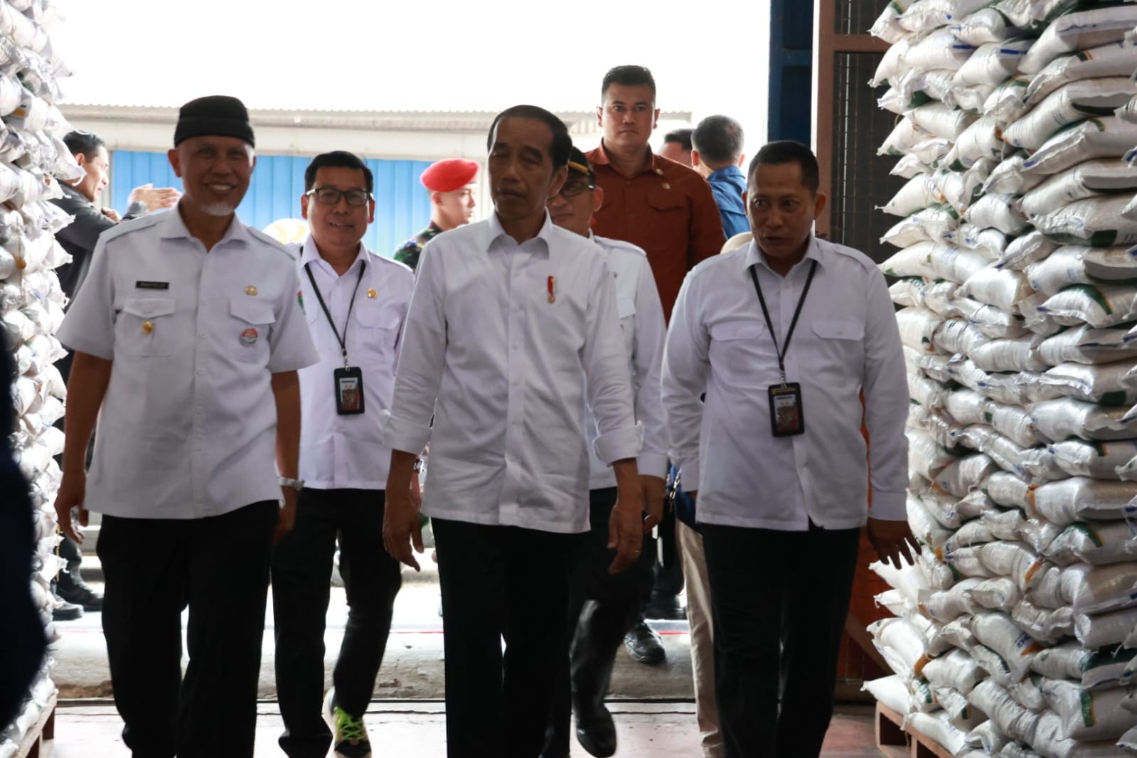 Jokowi Bagi Bansos Beras 10 Kg di Padang Sumatera Barat. (Foto: MNC Media)