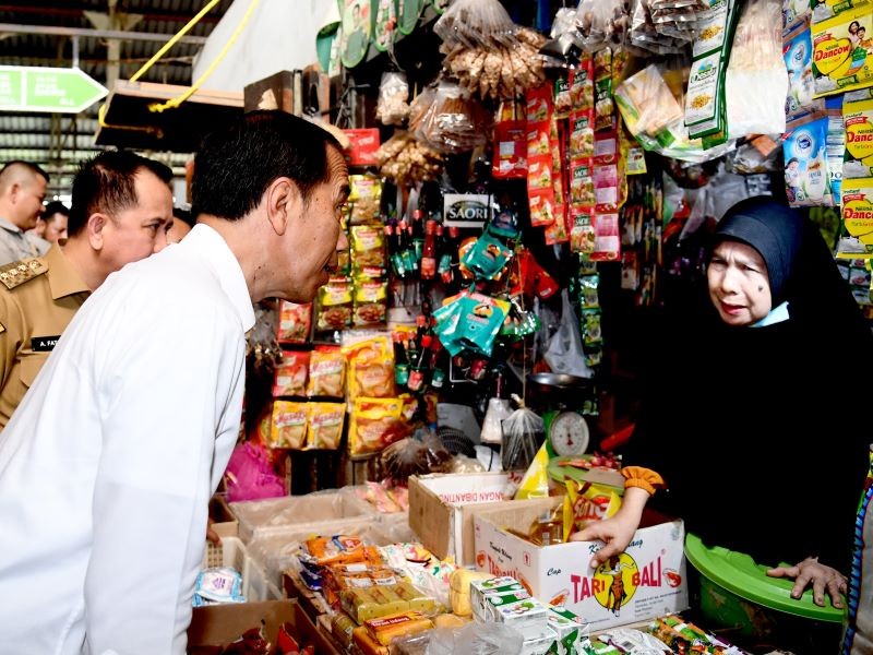 Kunjungi Pasar Sekip Ujung Palembang, Jokowi: Harga Pangan Stabil. (Foto: Dok. Biro Pers Setpres)