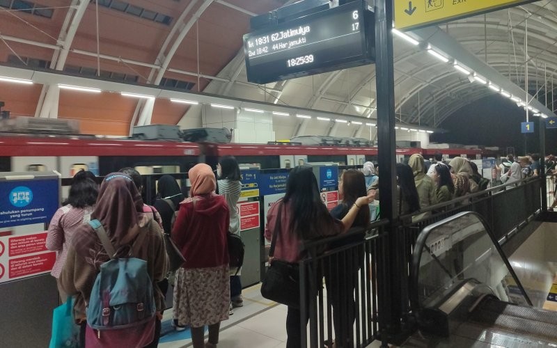 Pengguna LRT Jabodebek mengeluhkan jarak kedatangan kereta atau headway yang mencapai satu jam. (Heri Purnomo/MPI)